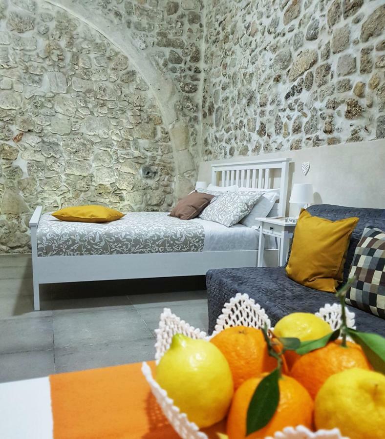 Essentia Rooms- Ortigia Holidays Сиракузы Экстерьер фото