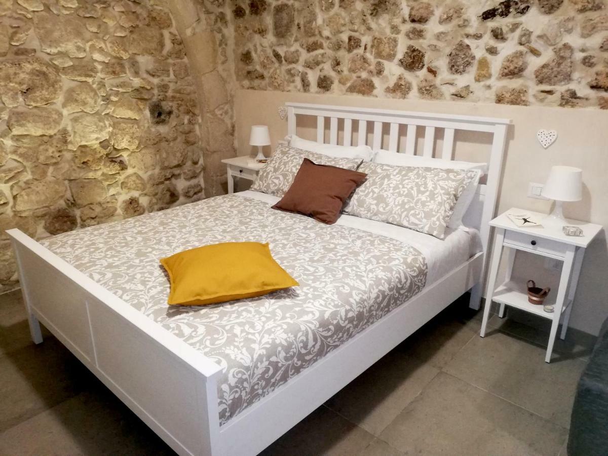 Essentia Rooms- Ortigia Holidays Сиракузы Экстерьер фото