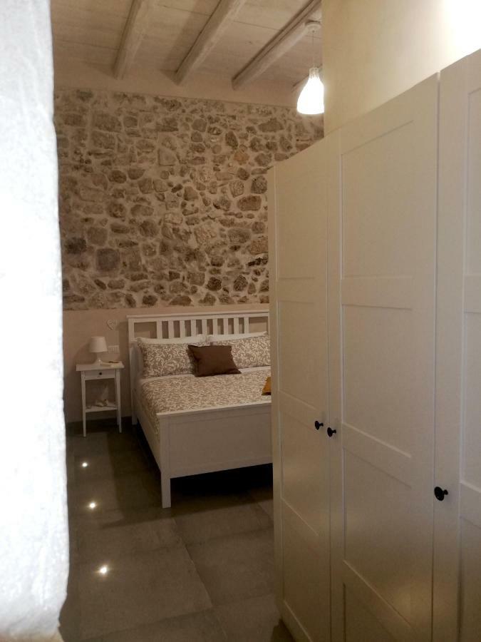 Essentia Rooms- Ortigia Holidays Сиракузы Экстерьер фото