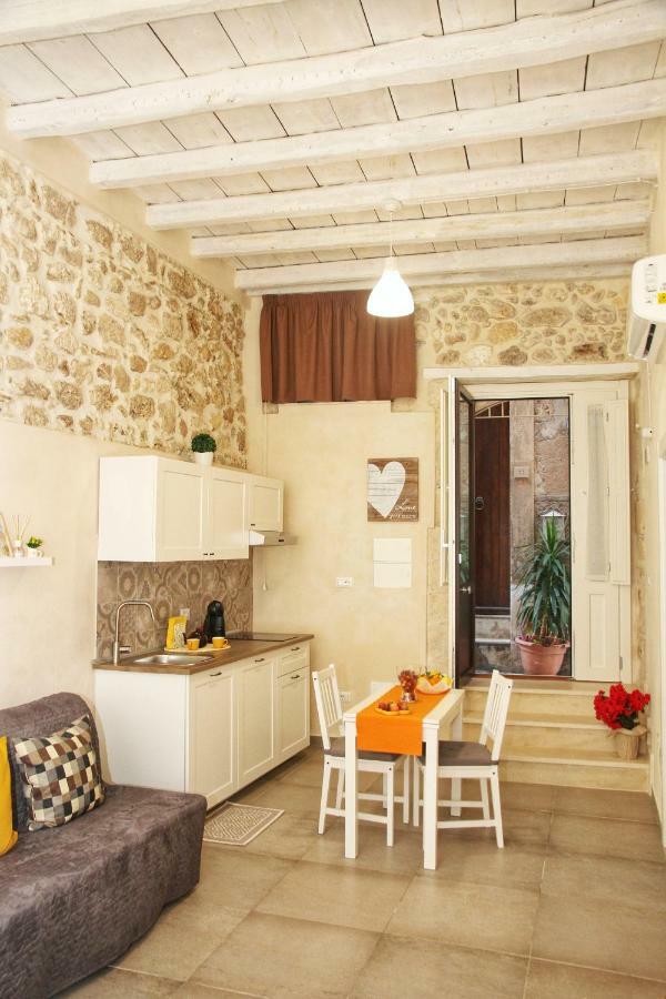 Essentia Rooms- Ortigia Holidays Сиракузы Экстерьер фото