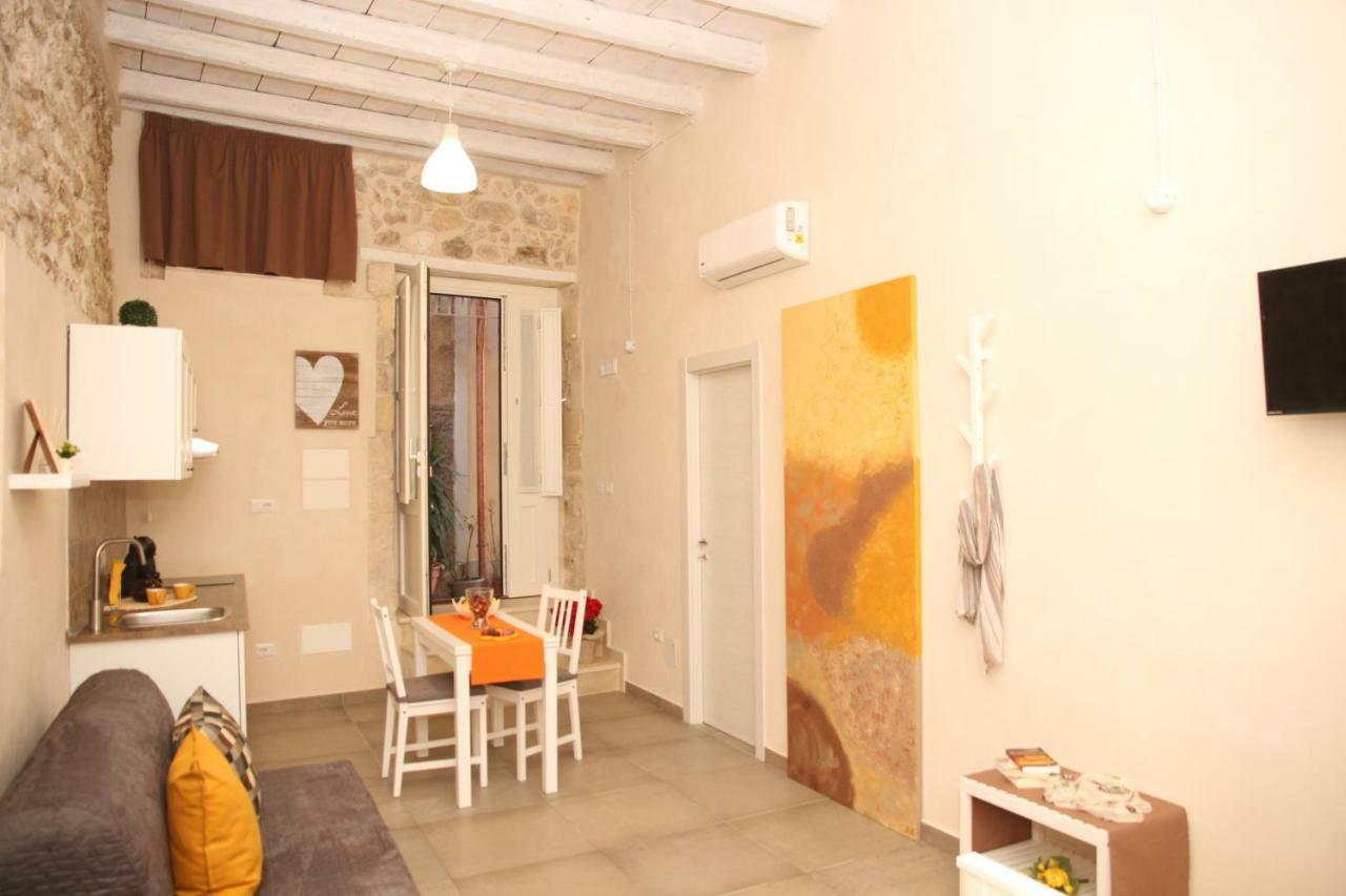 Essentia Rooms- Ortigia Holidays Сиракузы Экстерьер фото