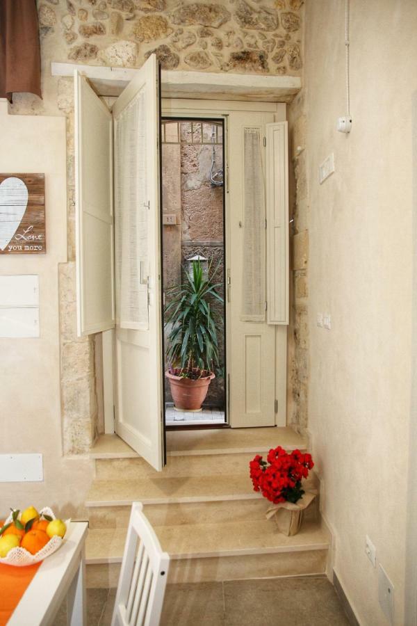 Essentia Rooms- Ortigia Holidays Сиракузы Экстерьер фото